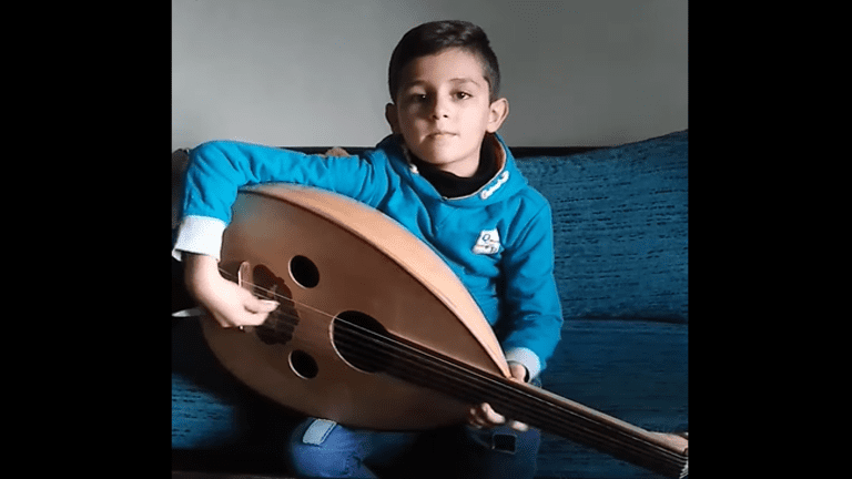 طفل سوري يبدع بعزف ألحان الزمن القديم 