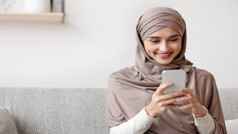 هل تبيع التطبيقات الخاصة بالمسلمين بياناتها للجيش الأمريكي؟