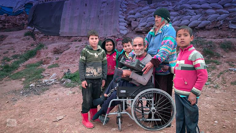 مسنة سورية تعيل ابنها المعاق ببيع الجوارب في المخيمات