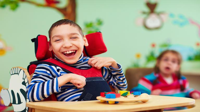 أخطاء تسبب الشلل الدماغي.. والعلاج الفيزيائي يحسن حالة المريض