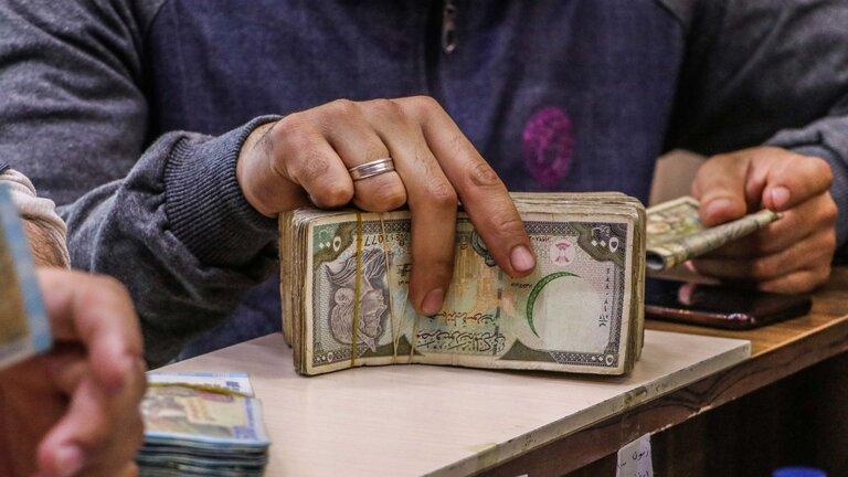انخفاض تاريخي والنظام عاجز عن مواجهة تدهور الليرة السورية