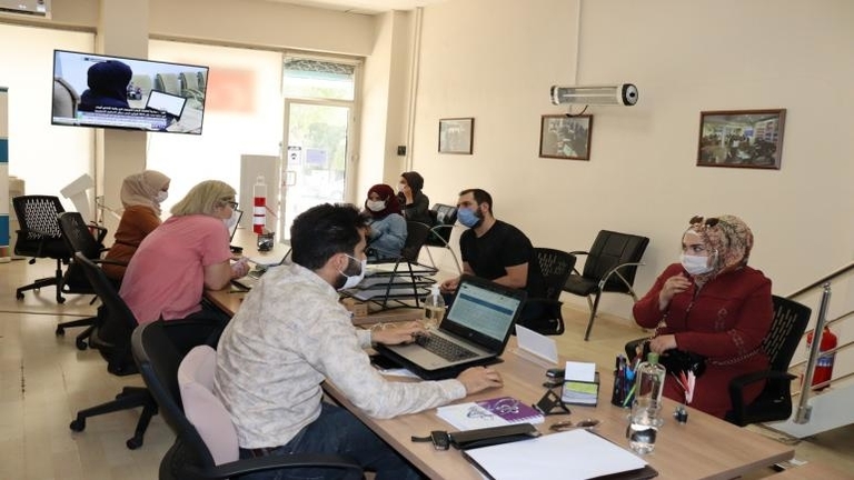 فرصة مجانية لتأهيل وإيجاد عمل للسوريين في تركيا 