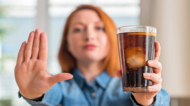 أطعمة ومشروبات يجب الابتعاد عنها للحفاظ على أسنان صحية