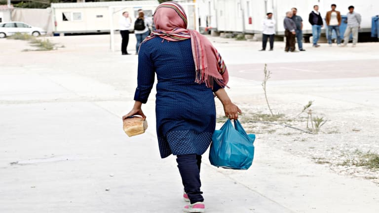 من يحمي اللاجئات السوريات بعد الانسحاب من 