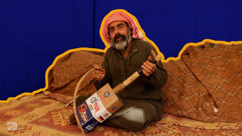 أبو جابر..  خمسيني سوري يعزف ألمه وحزنه على ربابته 