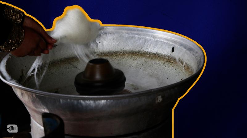 عائلة سورية تعيش من بيع السحلب وغزل البنات