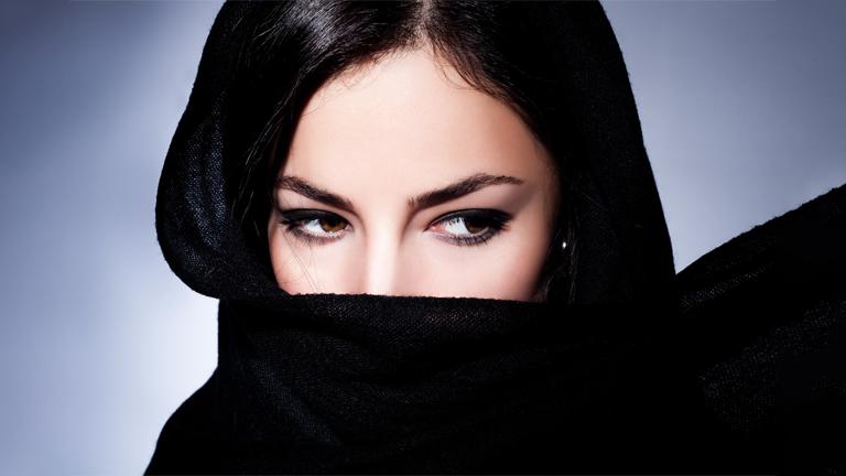 تقييد حياة النساء… مسؤولية الدين أم المجتمع؟