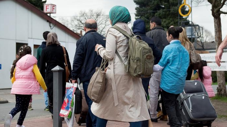 نصف اللاجئين السوريين في أوروبا لا ينوون العودة إلى بلدهم 