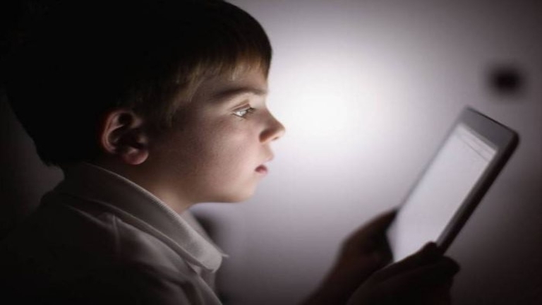 الآثار النفسية لاستخدام الأطفال الأجهزة المحمولة.. تعرف إليها