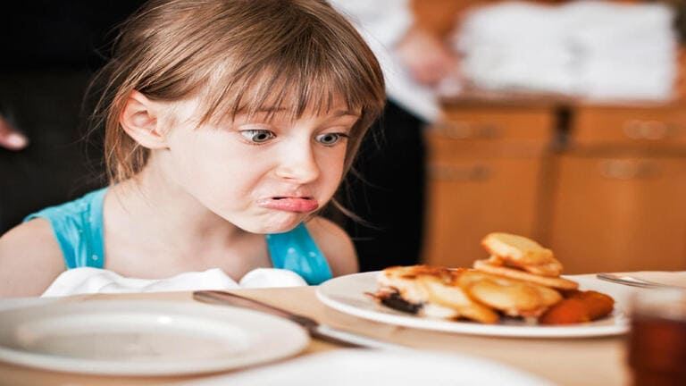 ما لا تعرفه عن تغذية الأطفال.. 8 أخطاء ابتعد عنها