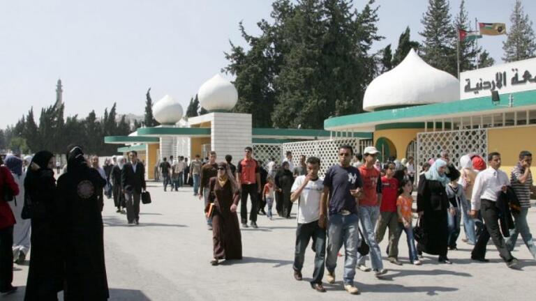 الأردن: ضعف الإنترنت عائق أمام طلبة الجامعات السوريين بمخيم الزعتري
