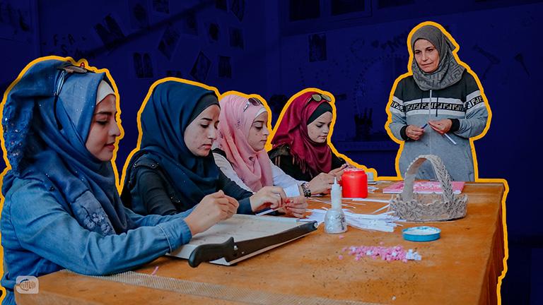  شابة سورية تعيد تدوير الورق إلى أعمال فنية