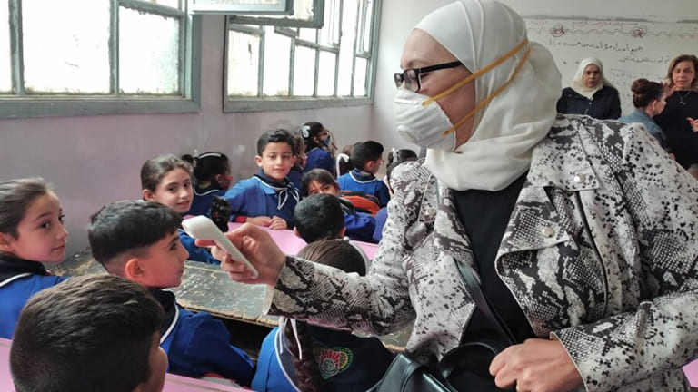 400 إصابة بكورونا في مدارس النظام والصحة توضح الأسباب