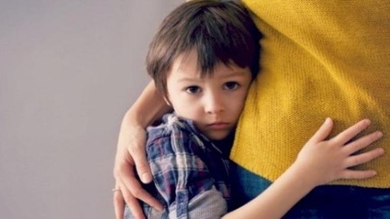 طفلي يخشى الابتعاد عني ولو بضع خطوات .. ماذا أفعل؟