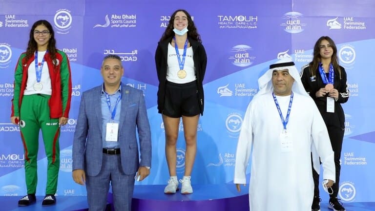 سبّاحة سورية ناشئة تحصد ميداليتين ذهبيتين في بطولة بالإمارات