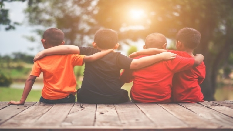تكوين الصداقات عند الأطفال واليافعين .. متى تكون صعبة؟