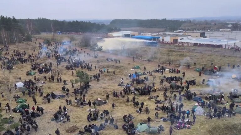رحلات لإعادة المهاجرين من بيلاروسيا وتطورات جديدة على الحدود