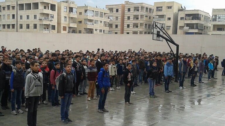 معلمة تعنّف طفلاً بحماة وترد على والده: 