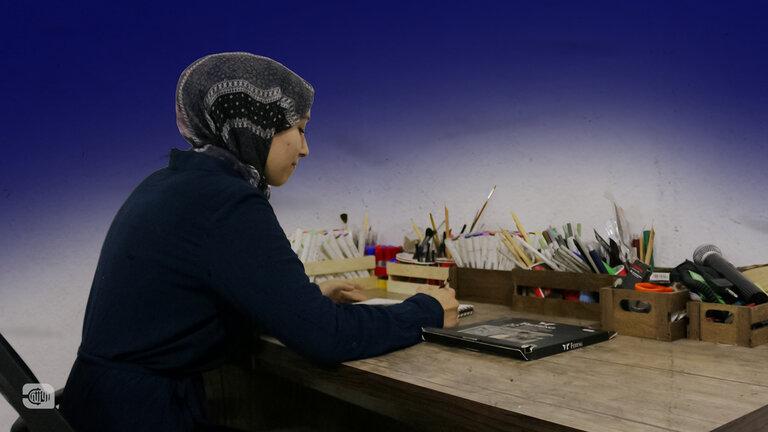قلم ودفتر.. سنا من رسامة بورتريه إلى كاريكاتير