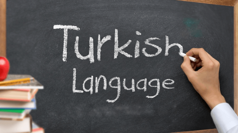 مبادرة تعليمية مبدعة.. هكذا تعلم كوثر إسماعيل اللغة التركية للعرب