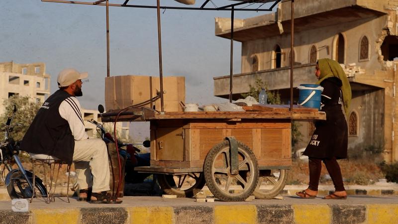 بيديها الناعمتين.. الطفلة شهد  تعيل أسرتها 