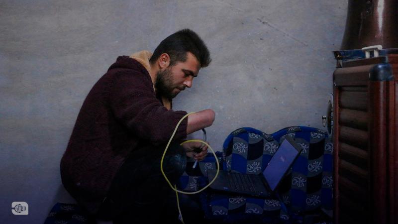 بيد مبتورة .. أبو ياسر يزود مخيم البردقلي بخدمة الإنترنيت