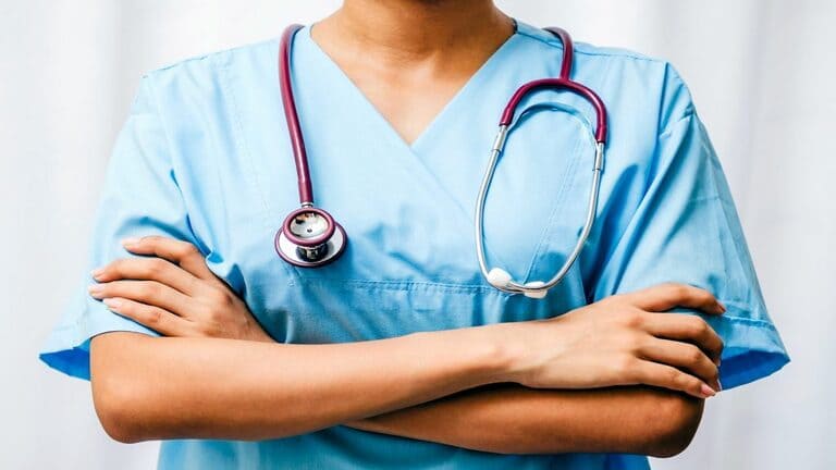للسوريات في عنتاب.. تحذيرات من نسوة ينتحلن صفة طبيبات نسائية