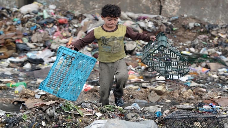 نبش القمامة ممنوع وصحن المجدرة حلم الكثيرين