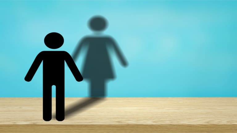 فتاة تنجح بتغيير هويتها الجنسية إلى رجل