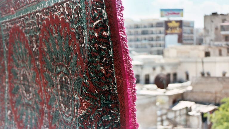 محافظة دمشق: 10 آلاف غرامة على نفض السجّاد أمام الشرفات