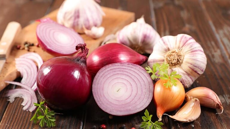 طرق فعّالة للتخلّص من رائحة الثوم والبصل