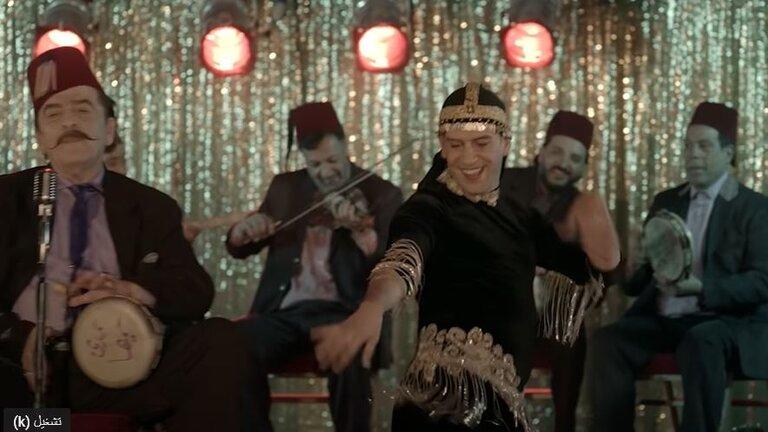 جوقة عزيزة يواصل الإثارة.. طبلة واستعراض وأدوار متناقضة (فيديو)