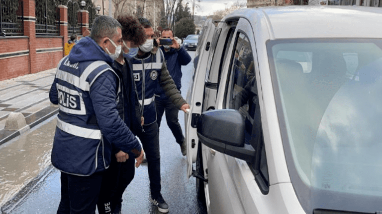 من إسطنبول إلى أضنة.. ترحيل سوريين غير حاملين لكمليك إسطنبول