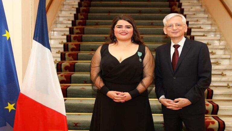 برتبة فارس.. فنانة سورية تقلد وسام الاستحقاق الفرنسي 