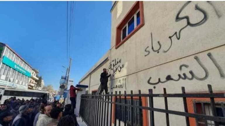  إحراق مبانٍ خدمية.. غضب متجدد بسبب الكهرباء في ريف حلب