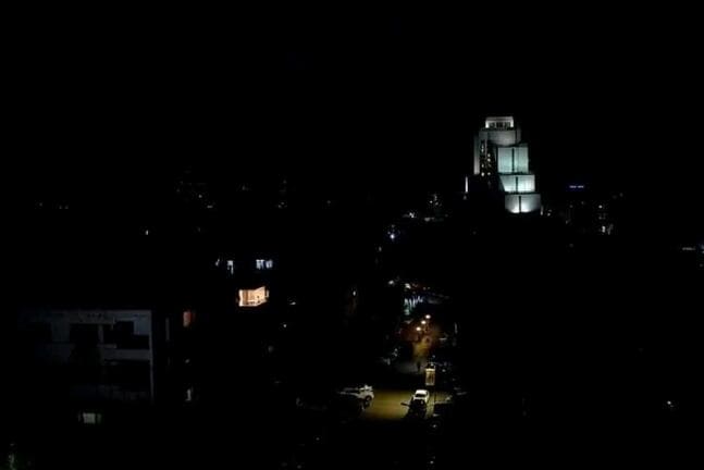 الظلام يعمّ سوريا.. انقطاع شبه تام للكهرباء واستياء واسع