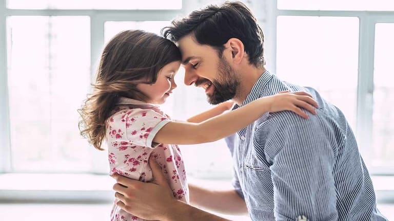الأم ملامة حين الاعتداء على الأطفال.. ماذا عن دور الأب؟ 