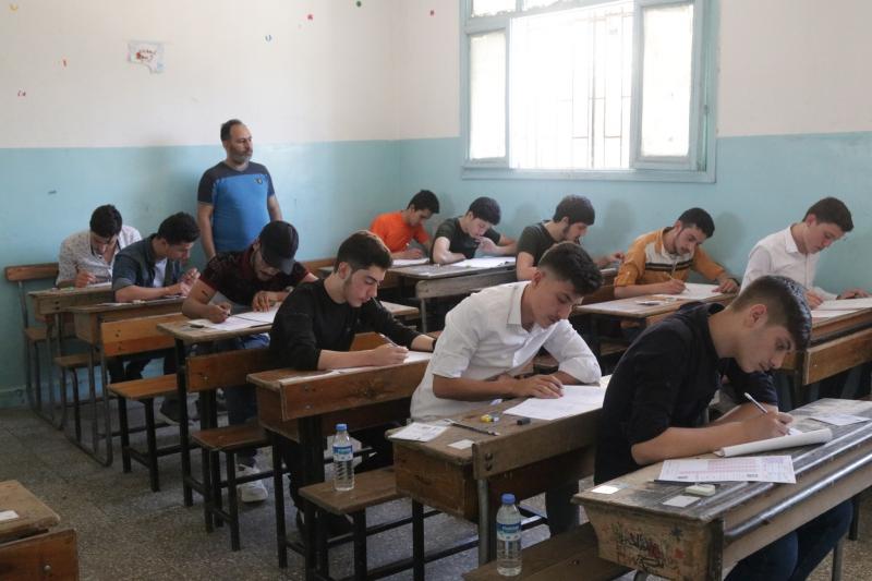 امتحانات الثانوية 2022 .. صدمة وحالات إغماء بين طلاب الشمال السوري