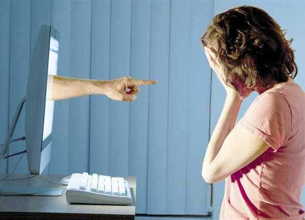 هل سهلت التكنولوجيا العنف ضد النساء أم ساهمت بفضحه؟ 