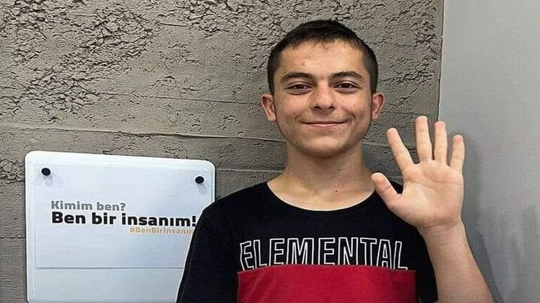 أتراك يتضامنون مع شاب سوري تعرّض للعنصرية في إسطنبول