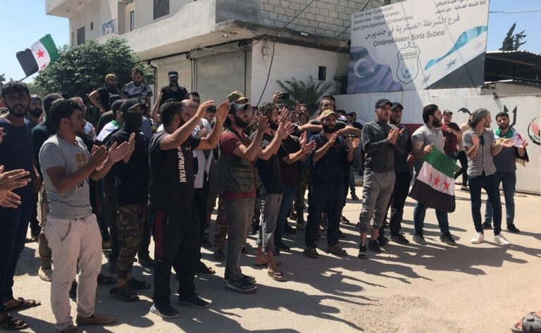ما سبب احتجاجات طلبة وصحافيين في شمالي حلب؟