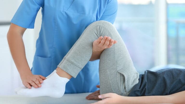 أسباب آلام الركبة ودور العلاج الفيزيائي