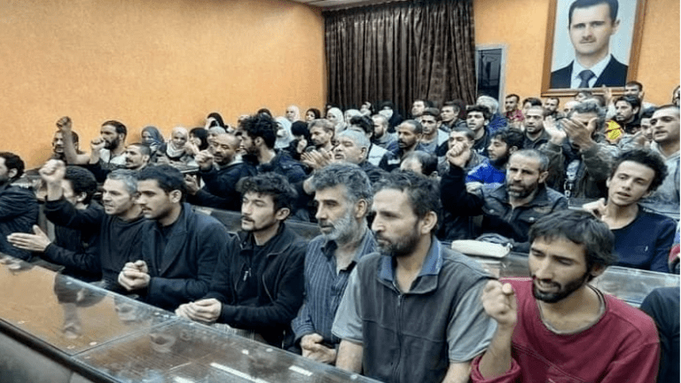 تقرير: النظام أفرج عن 573 معتقلاً منذ أيار.. بينهم عائدون لسوريا