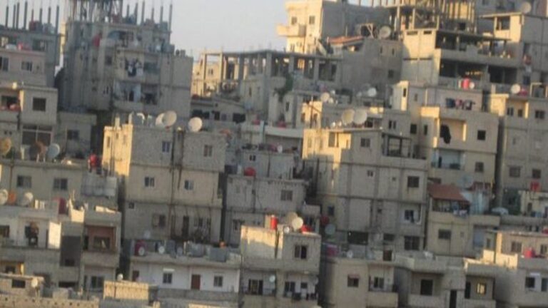 ما الفرق بين السكن العشوائي المقام على الأملاك العامة أو الخاصة؟