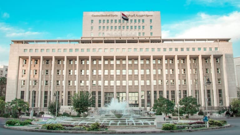 رفع سعر الدولار رسمياً.. ما رأي الخبراء بتأثيره على السوريين؟