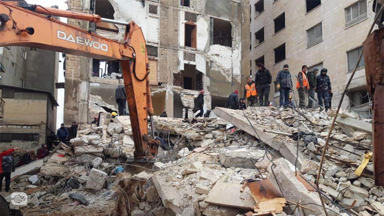 استخراج العالقين تحت أنقاض المباني في حماة جراء الزلزال