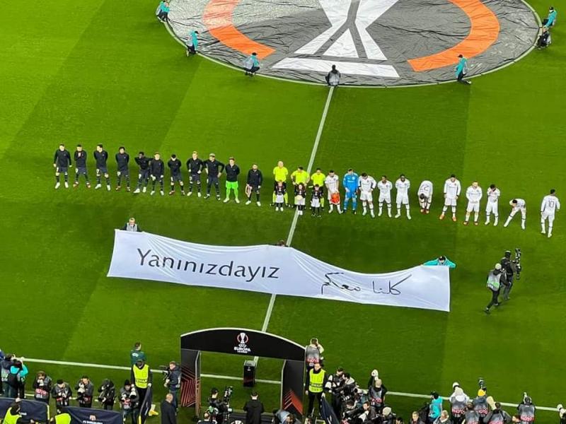 ملاعب كرة القدم العالمية تدعم ضحايا الزلزال