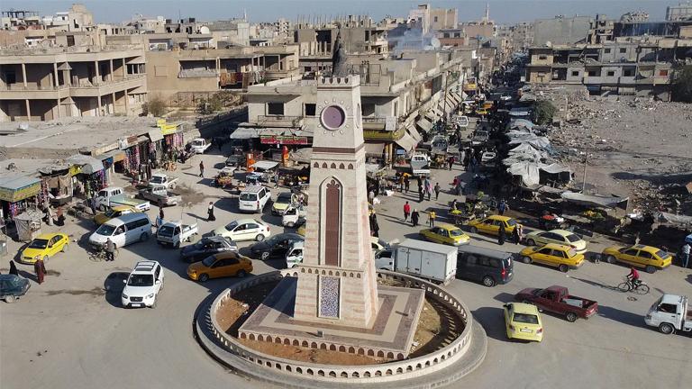 وسط السوق.. 