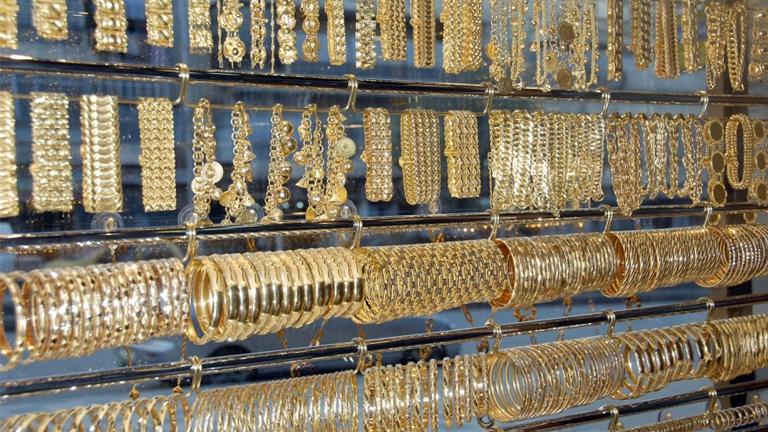 الذهب يحطم رقماً قياسياً بـ500 ألف.. والليرة السورية تنخفض مجدداً 