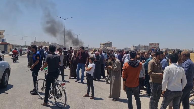 احتجاج لسائقين وعمال شمالي حلب: الشاحنات التركية قطعت أرزاقنا